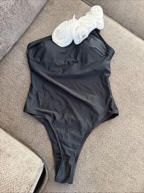 One-Shoulder Black Swimsuit with White Floral Accent
